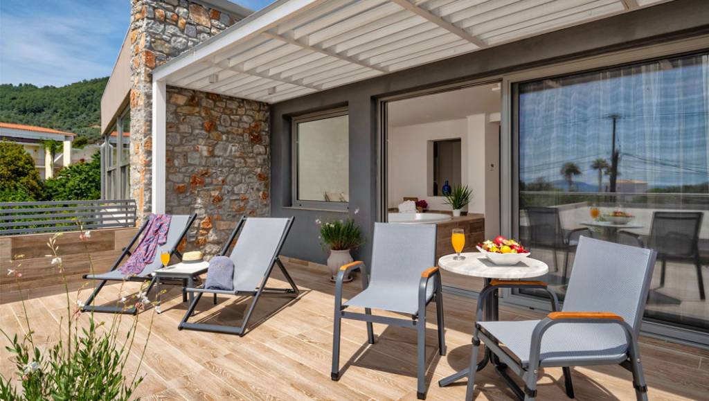 Deluxe Σουίτα με Εσωτερικό ή Εξωτερικό Υδρομασάζ με Θέα στον Κήπο & Περιορισμένη Θέα στη Θάλασσα
